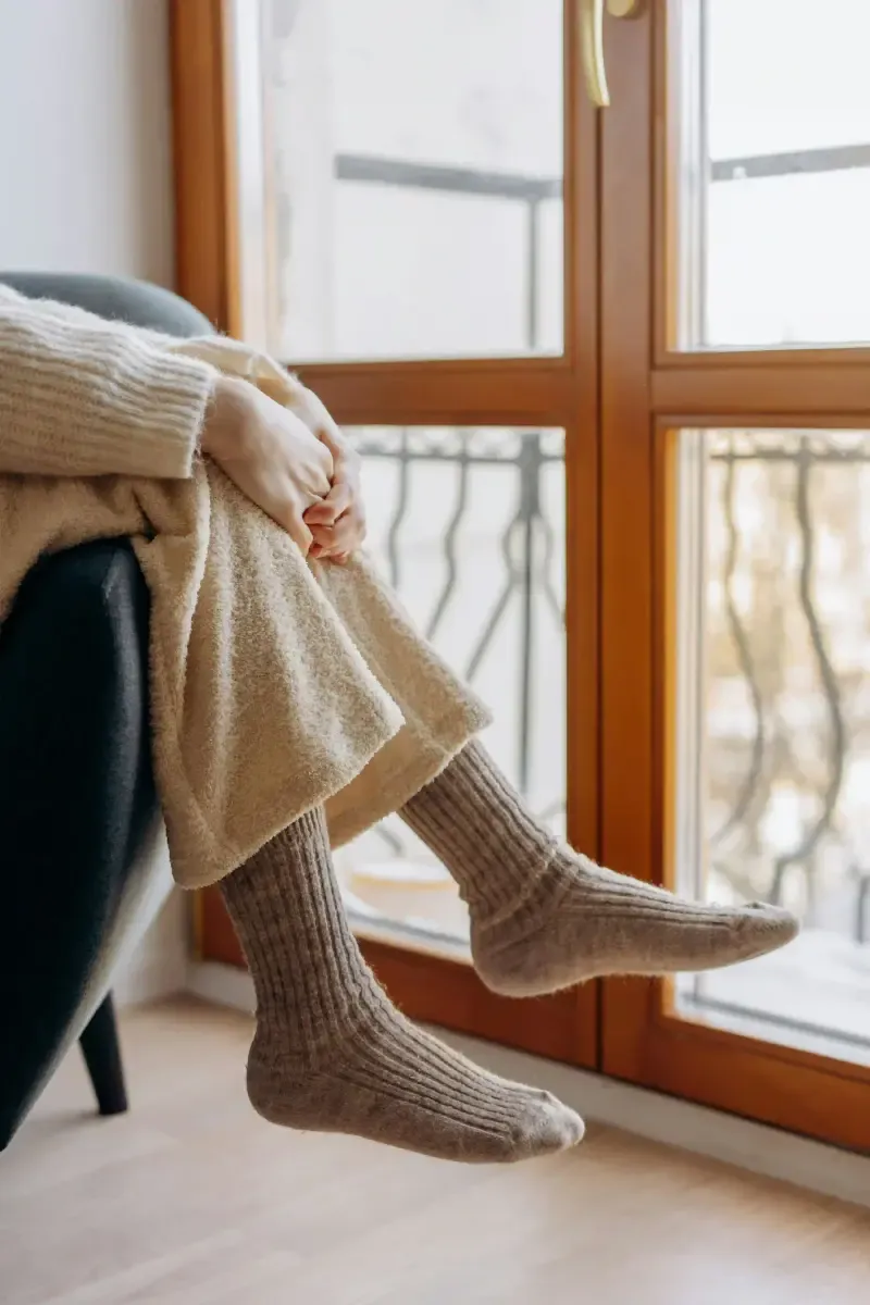Gemütlich Zuhause: warme Socken am Fenster