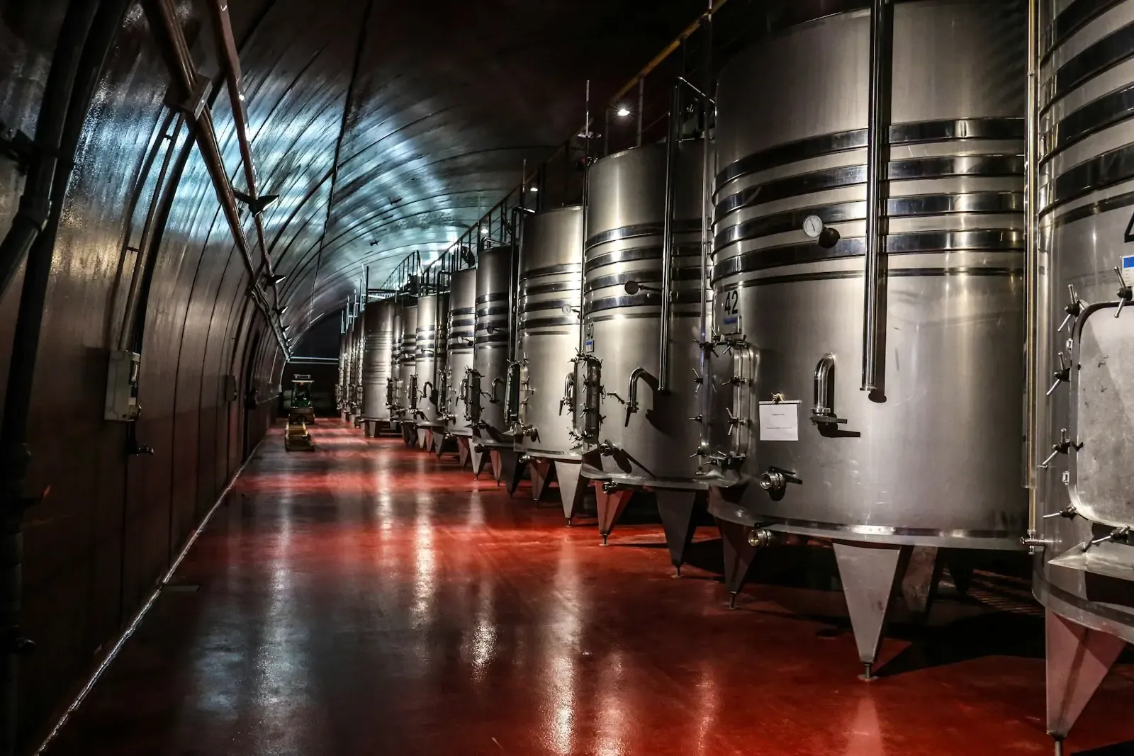 Industrielle Edelstahltanks in einer modernen Anlage