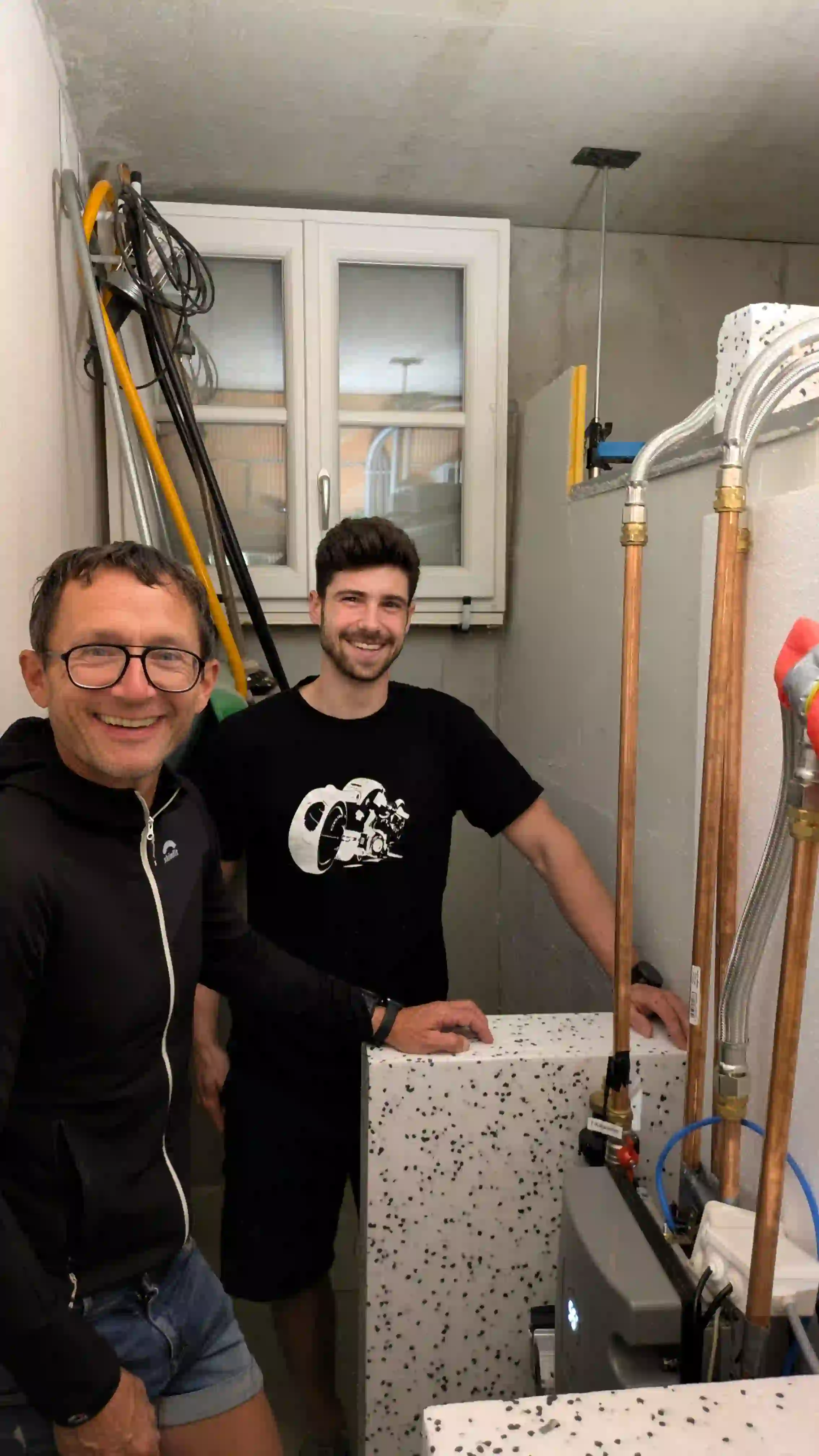 Florian von Joulzen erklärt Fritz die neue Anlage im Heizungskeller